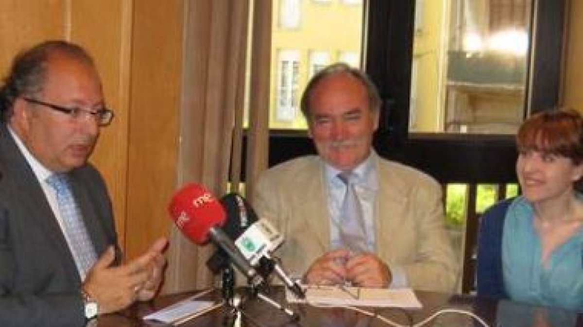 Fernández, Otero y  Laura Álvarez ayer en el Ayuntamiento.