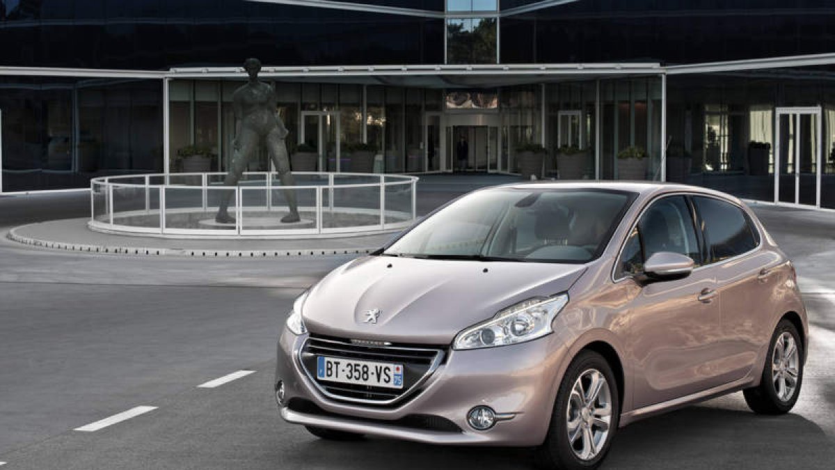 Con el 208, Peugeot lanza una sugestiva propuesta en el segmento de utilitarios.