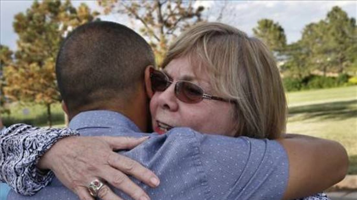 La señora Sandy Phillips, cuya hija fue asesinada por James Holmes en julio de 2012, celebra con un abrazo la resolución del juicio.