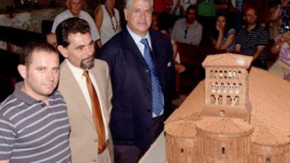Los autores de la maqueta, junto a Javier Rivera.