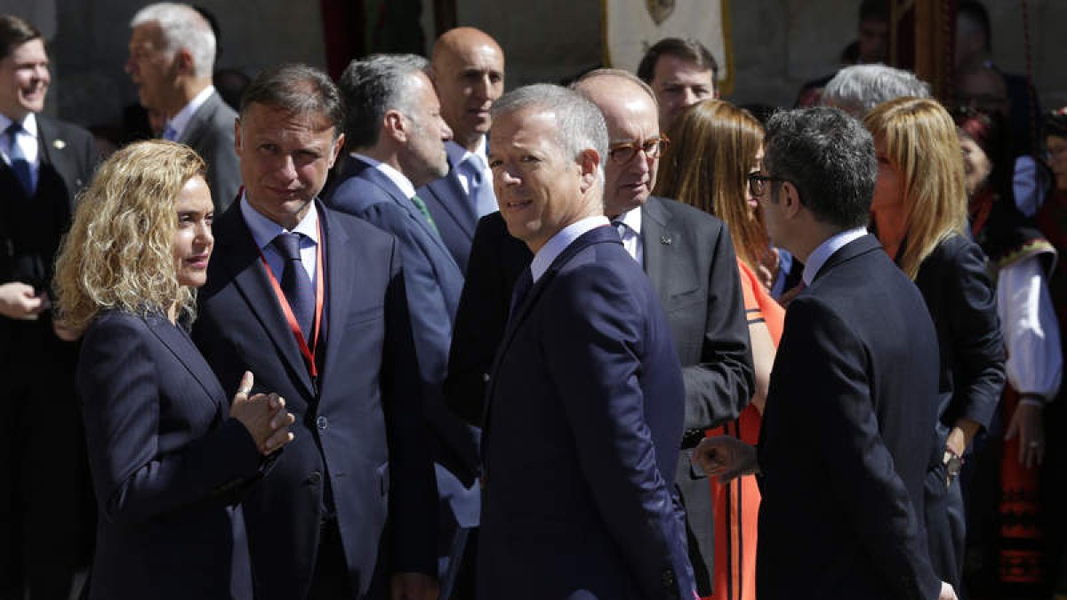 Batet y Ander Gil, ayer a la puerta de la basílica. FERNANDO OTERO