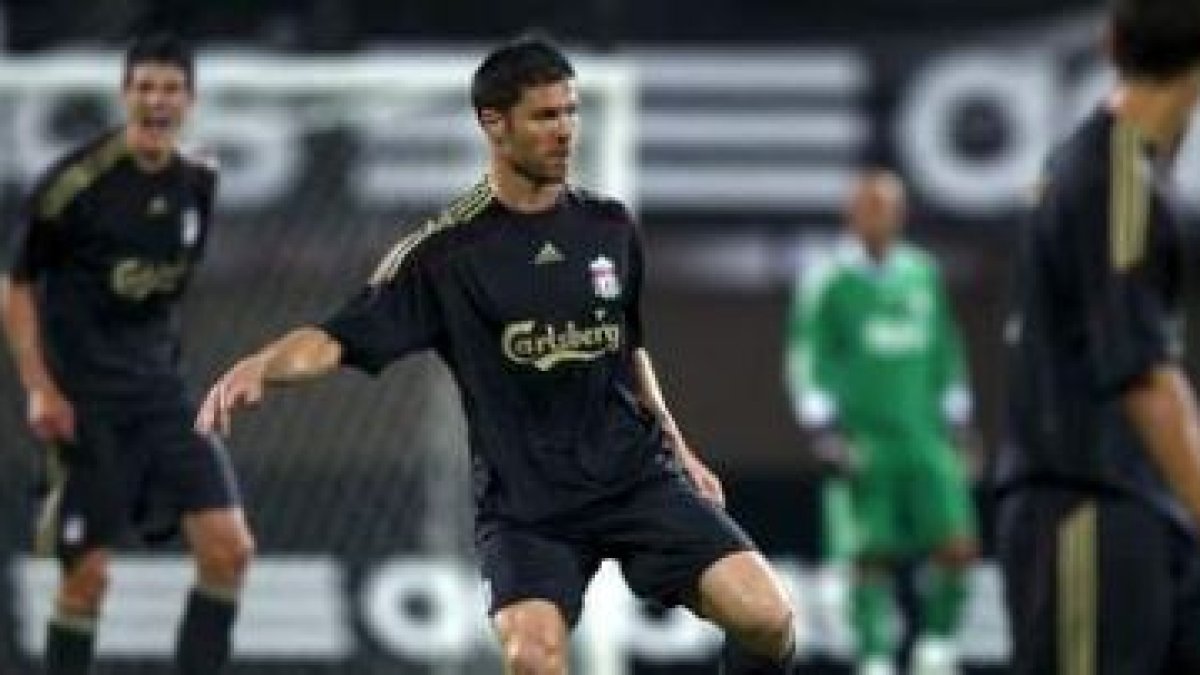 Xabi Alonso en un partido de fútbol.