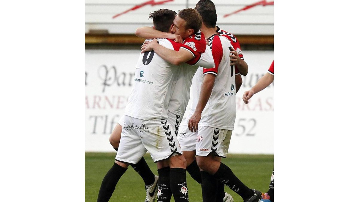 Los jugadores de la Cultural celebran el gol de la victoria