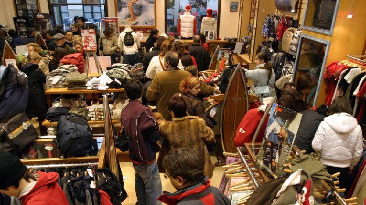 Primer día de rebajas en la Roca del Vallès.