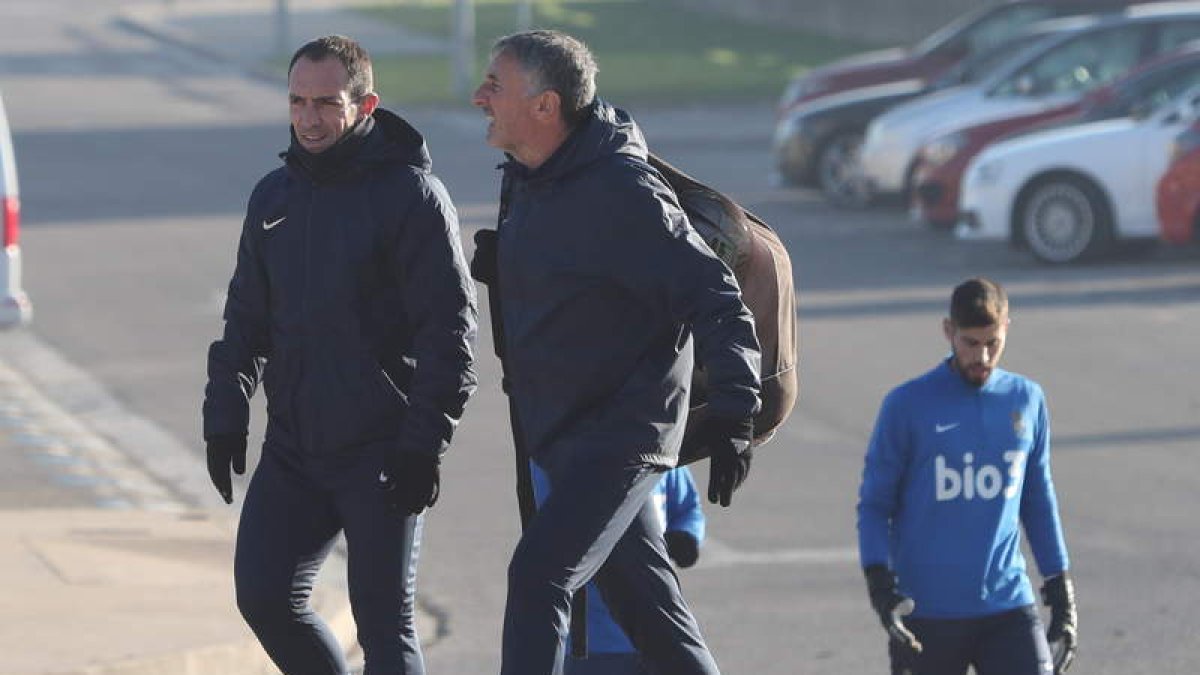 Munitis charla con Manolo Santos antes de comenzar la sesión de entrenamiento en el Anexo de El Toralín. L. DE LA MATA