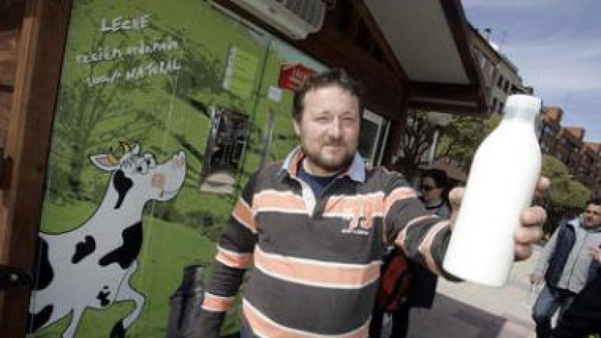 Joaquín Romero, junto a la máquina expendedora de leche.