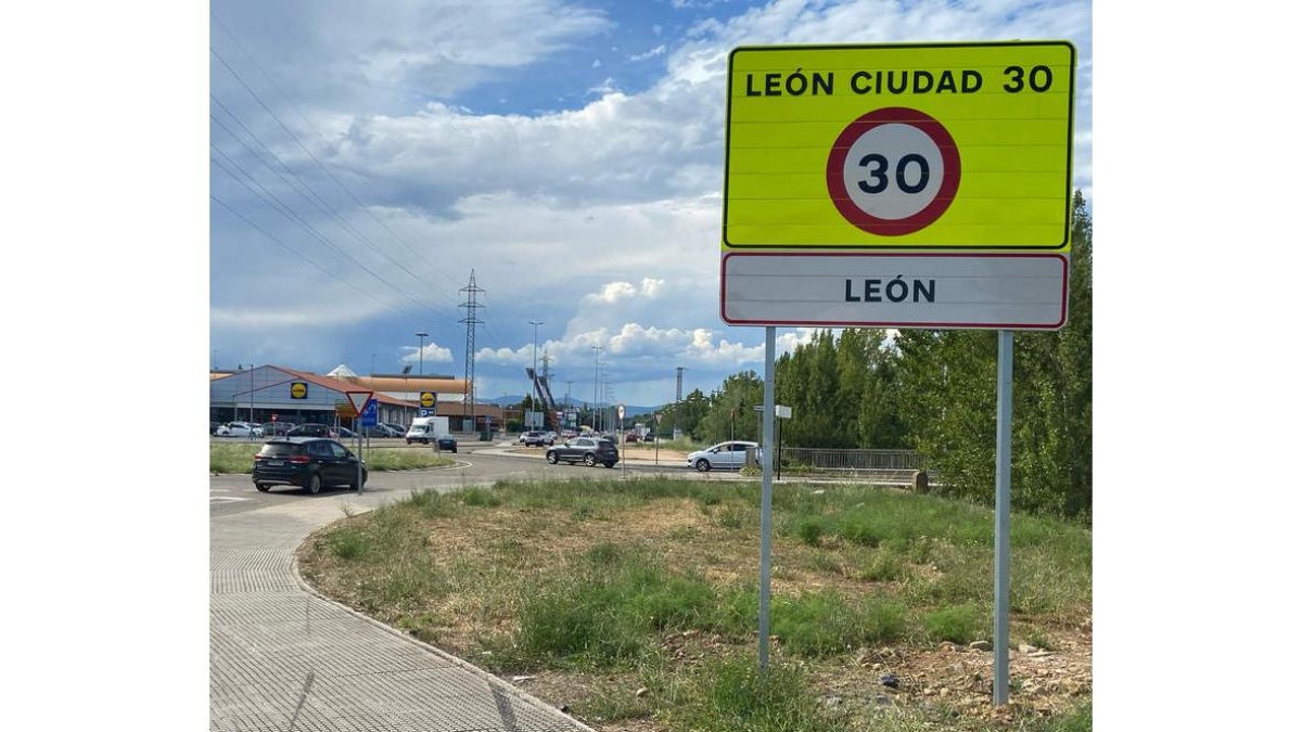 El Ayuntamiento ha empezado a colocar las 40 señales de advertencia del límite. RAMIRO