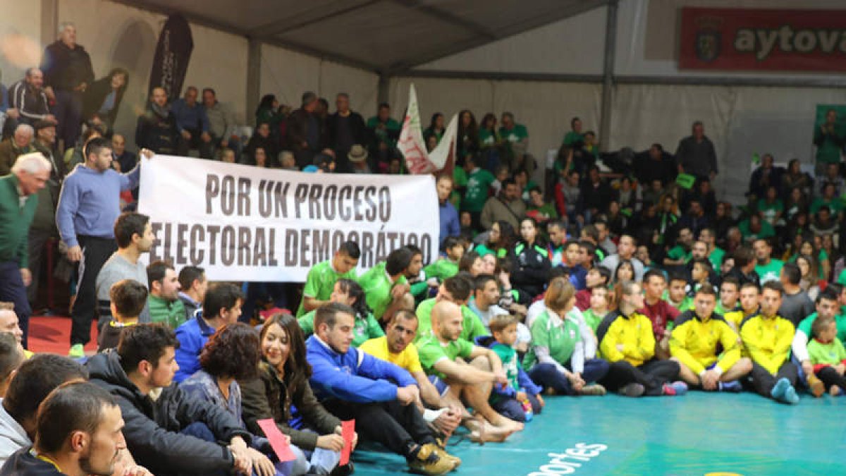 Protesta hacia el desarrollo del proceso electoral federativo realizada en el Montaña-Ribera. A. B.