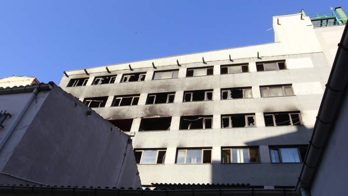 Vista del edificio anexo del Ayuntamiento, cuyas últimas cuatro plantas serán demolidas.