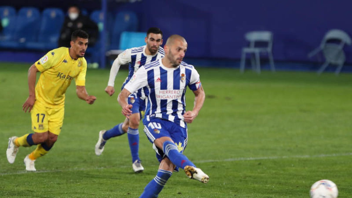 Yuri, como muestra la imagen, transformó el penalti que supuso el 2-0 para la Deportiva. L. DE LA MATA