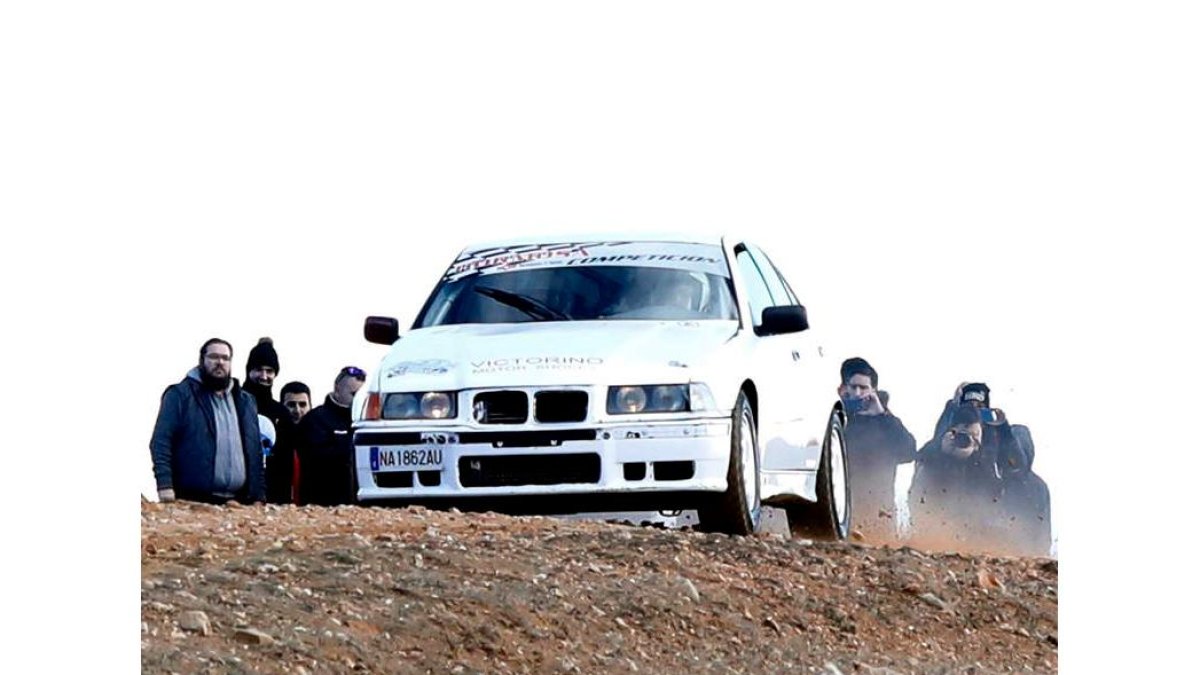 La espectacularidad de los coches caracterizó el rally disputado en tierras maragatas. MARCIANO PÉREZ