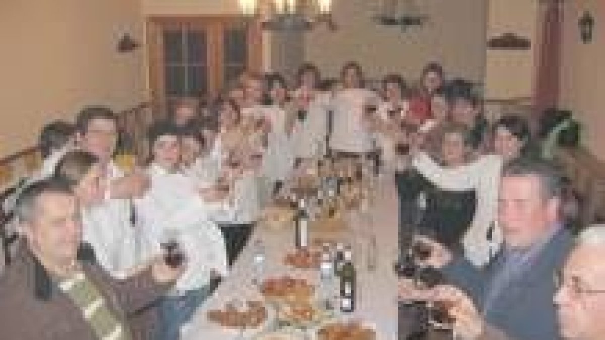 Participantes y responsables del curso de cocina. en el brindis