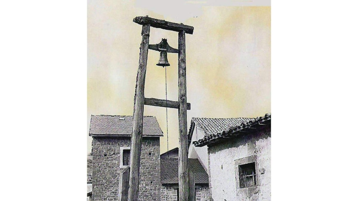 El antiguo campanario del Campo del Ferial de Burón