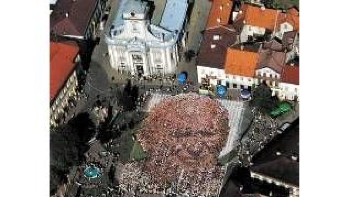 Wadowice, su villa natal en Polonia, celebró el 82 cumpleaños de Juan Pablo II con un mosaico humano