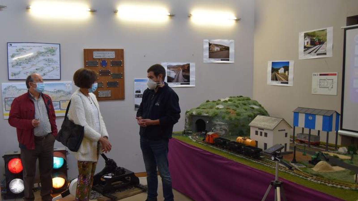 Presentación de la muestra, ayer, con la concejala de Cultura. DL
