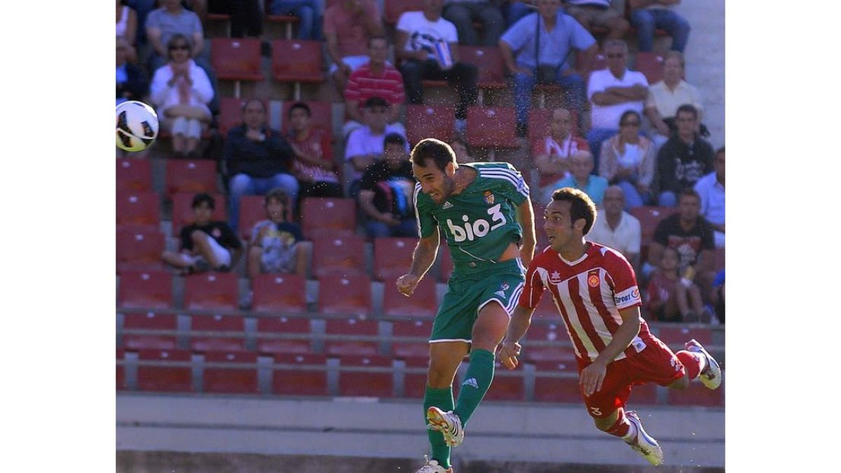 Carlos Ruiz cabecea en el segundo palo en la última ocasión para la Deportiva antes de que el partido llegara al descanso.