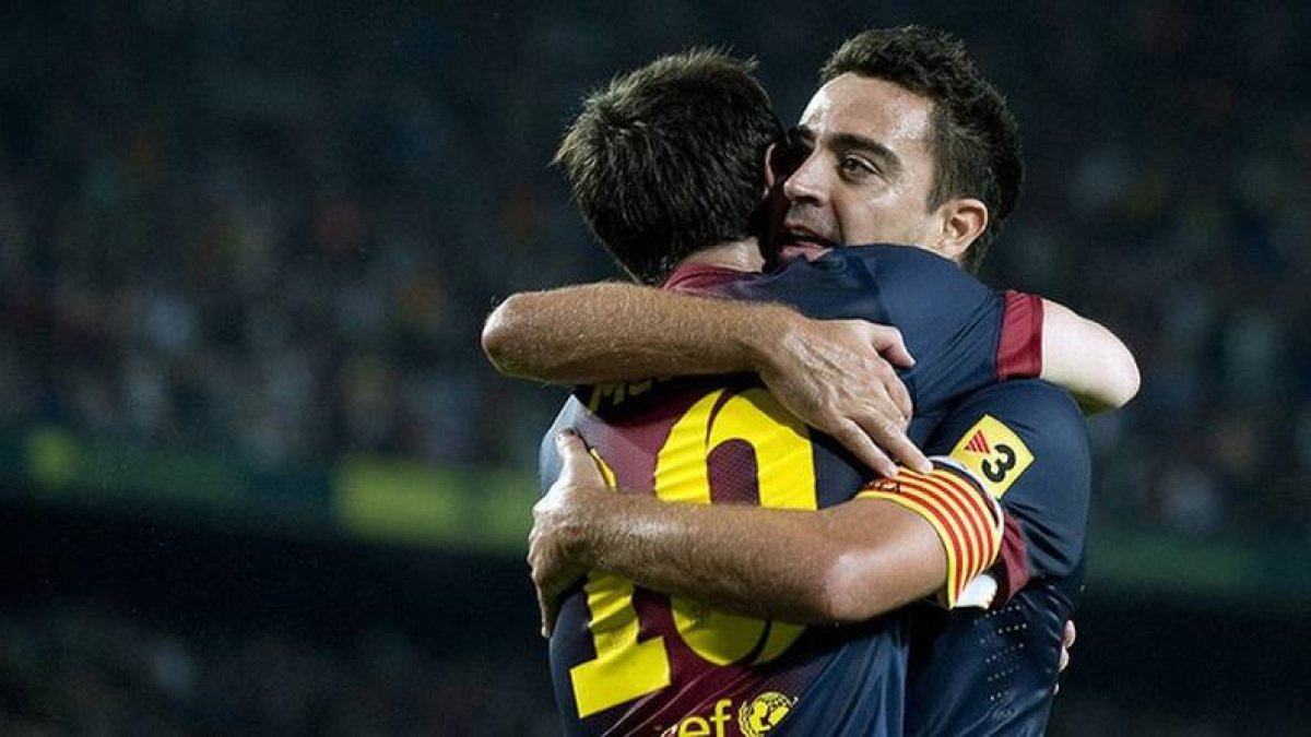 Xavi y Messi celebran un gol en el Camp Nou.