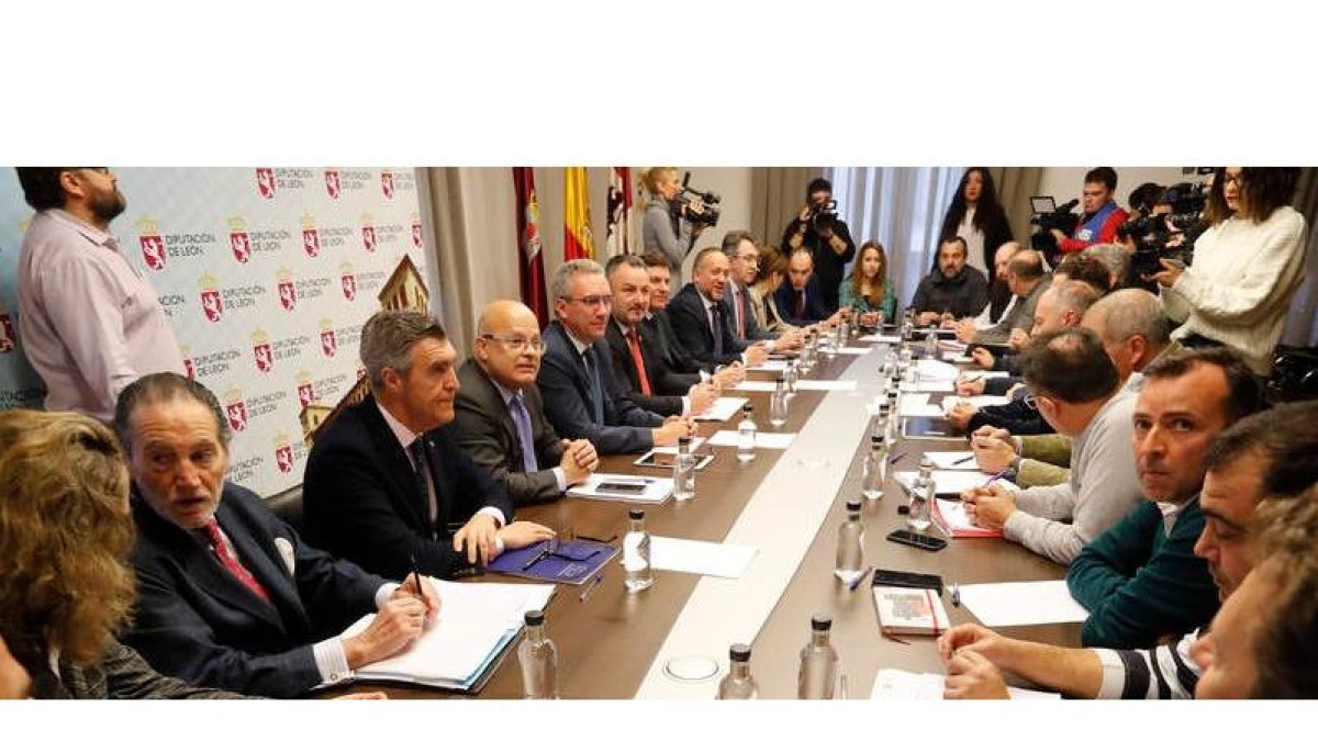 Imagen de la primera Mesa por León, el 3 de marzo de 2020, en Diputación. RAMIRO