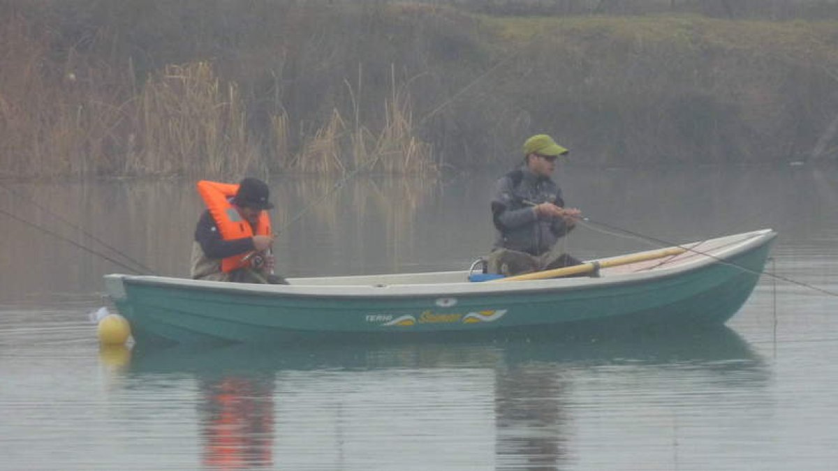 Dos pescadores disfrutan de una jornada de pesca en la provincia.