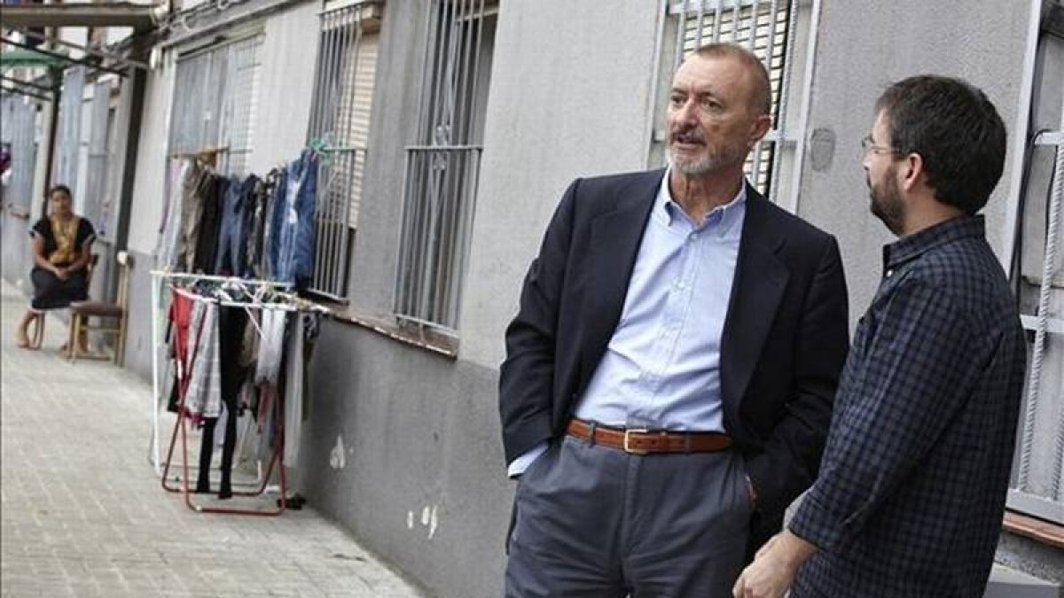 Jordi Évole y Arturo Pérez Reverte, en una calle de Ciutat Meridiana.