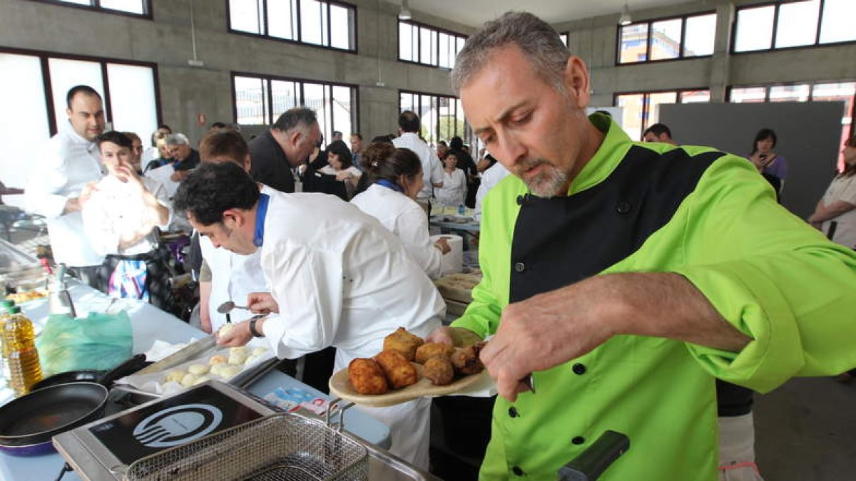 Algunos de los cocineros participantes, durante la elaboración de sus croquetas.