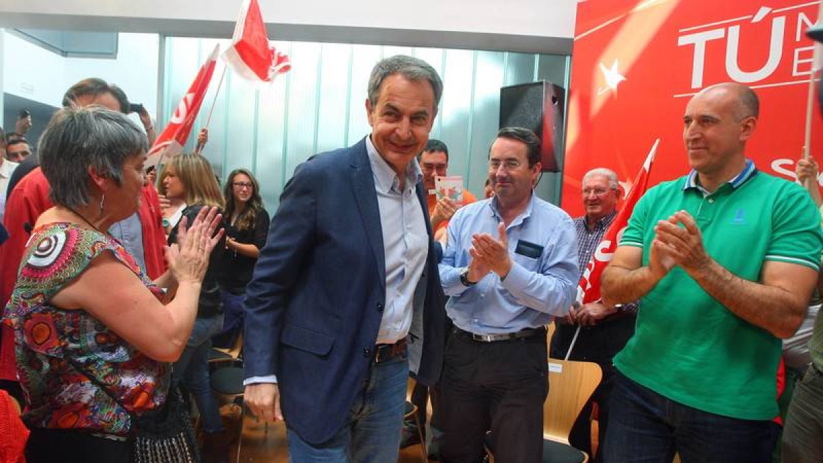 Zapatero, con José Antonio Díez, a su llegada para dar un mítin en la localidad de Toral de los Vados