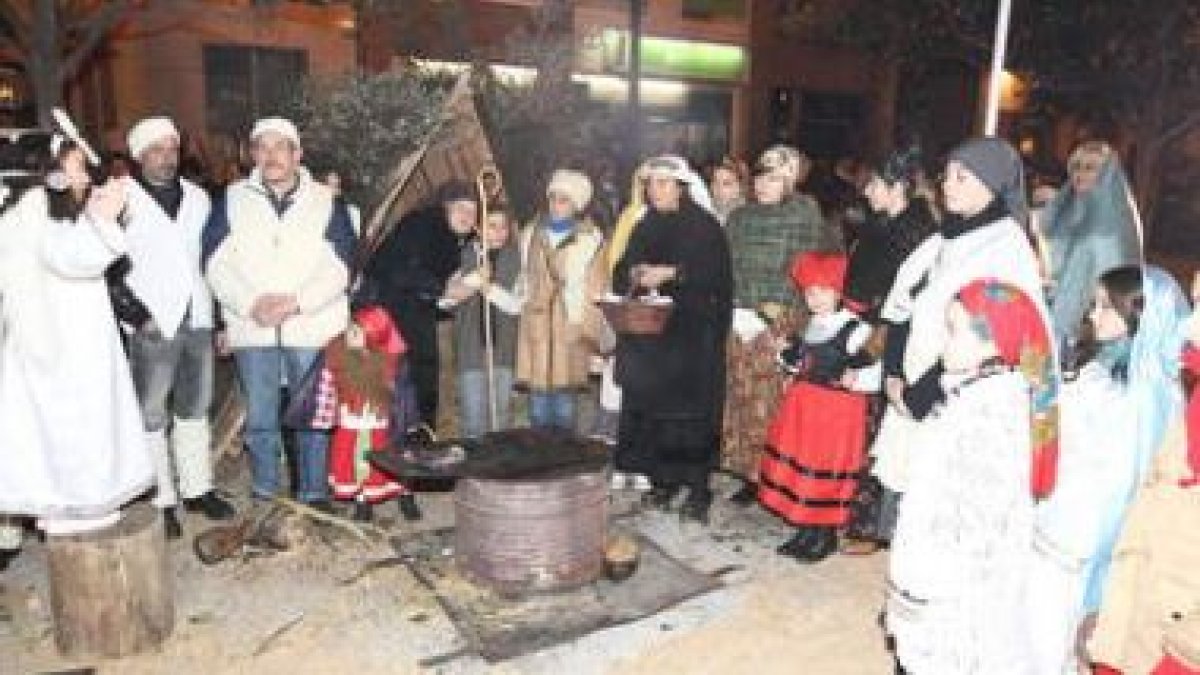 Los pastores de la Cofradía de Santiago Apóstol encendieron el fuego para calentarse antes de recibi