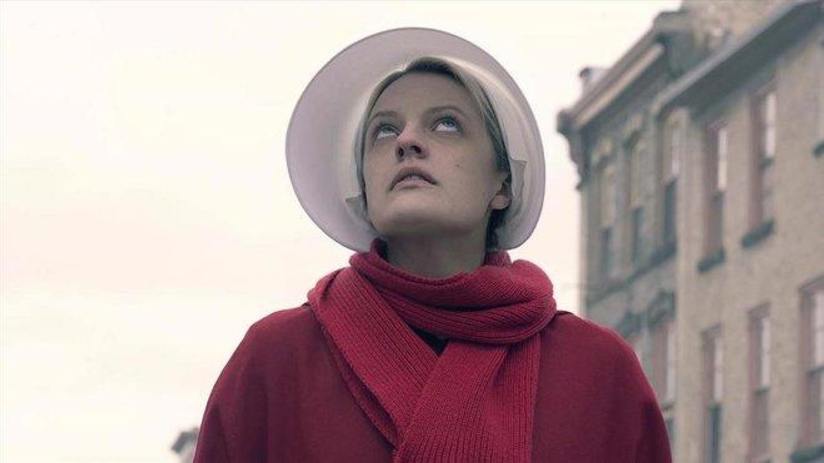 La actriz Elisabeth Moss, en la tercera temporada de la serie ’El cuento de la criada’.