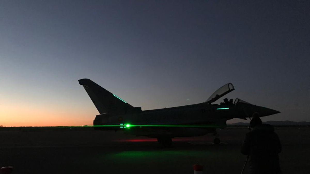 Uno de los Eurofigther, a punto de despegar. DL