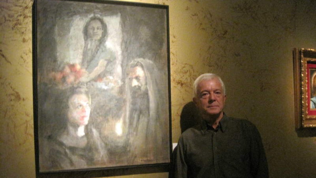 Luis Gómez Domingo posa en Oña con el cuadro ‘La visita de Cristo a casa de Marta y María’.