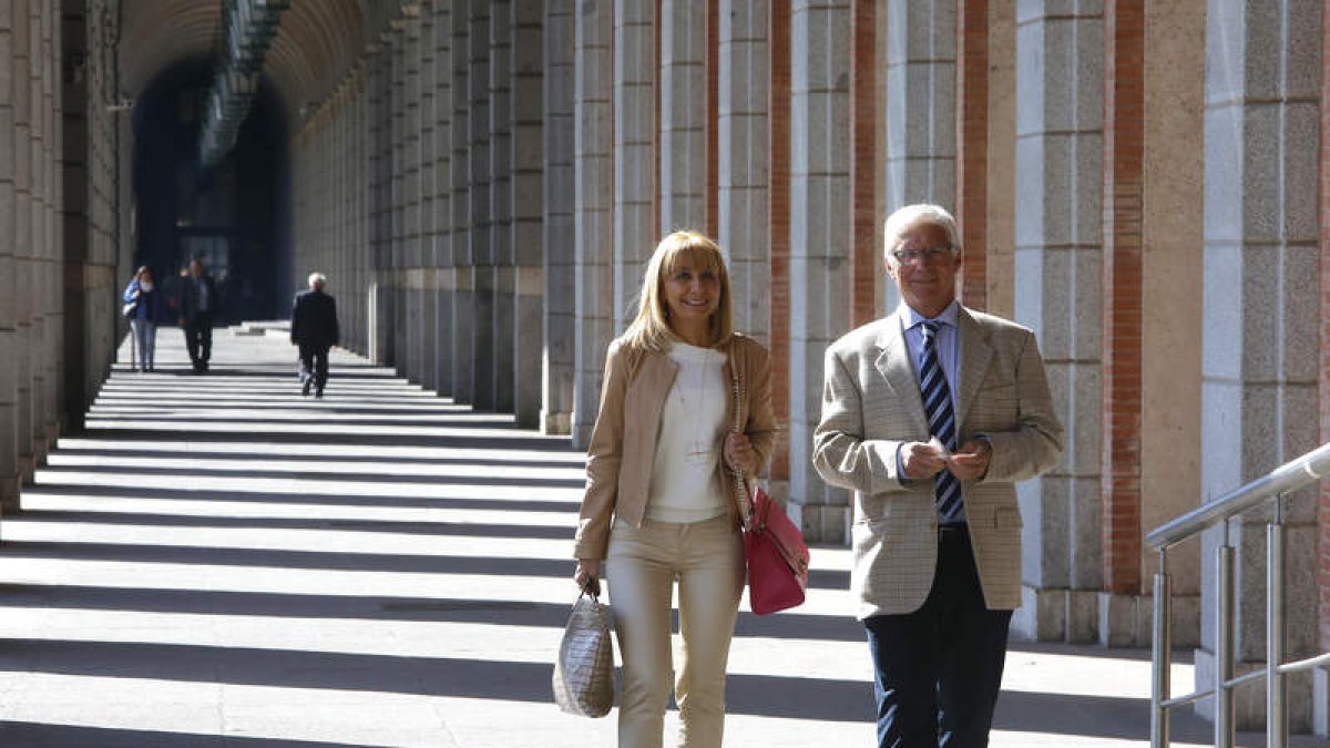 Gancedo y Flórez, antes de entrar a la reunión del Ministerio de Fomento el jueves.