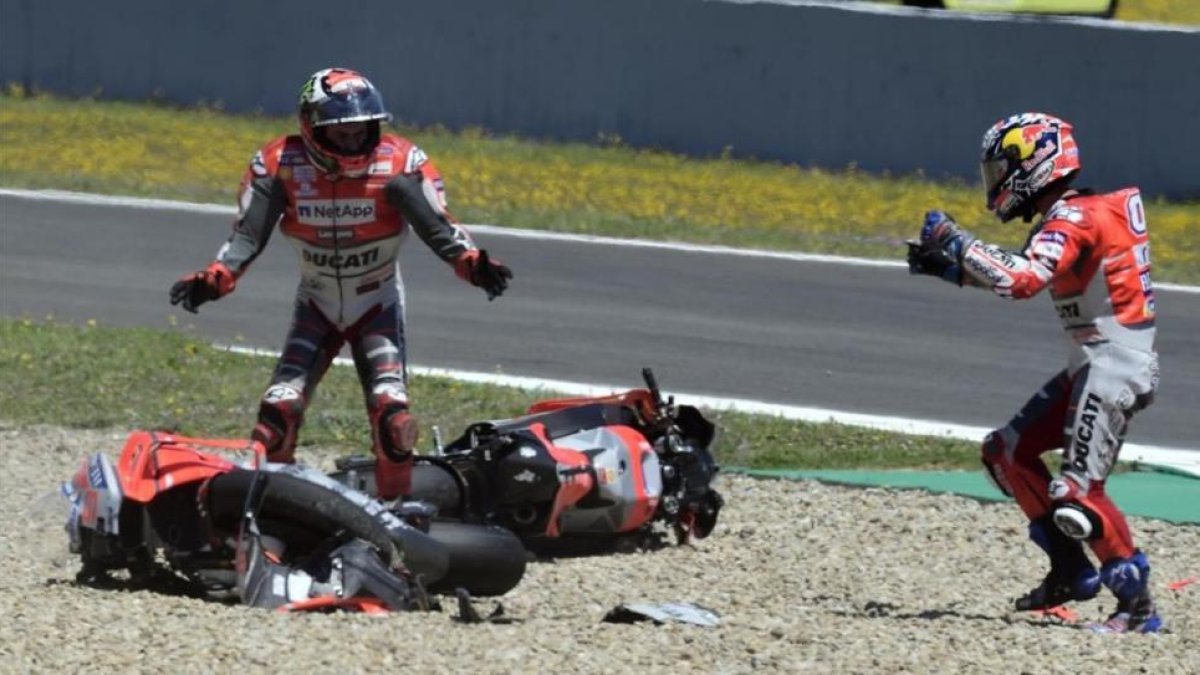 Los pilotos de Ducati Lorenzo y Dovizioso discuten tras el aparatoso accidente.