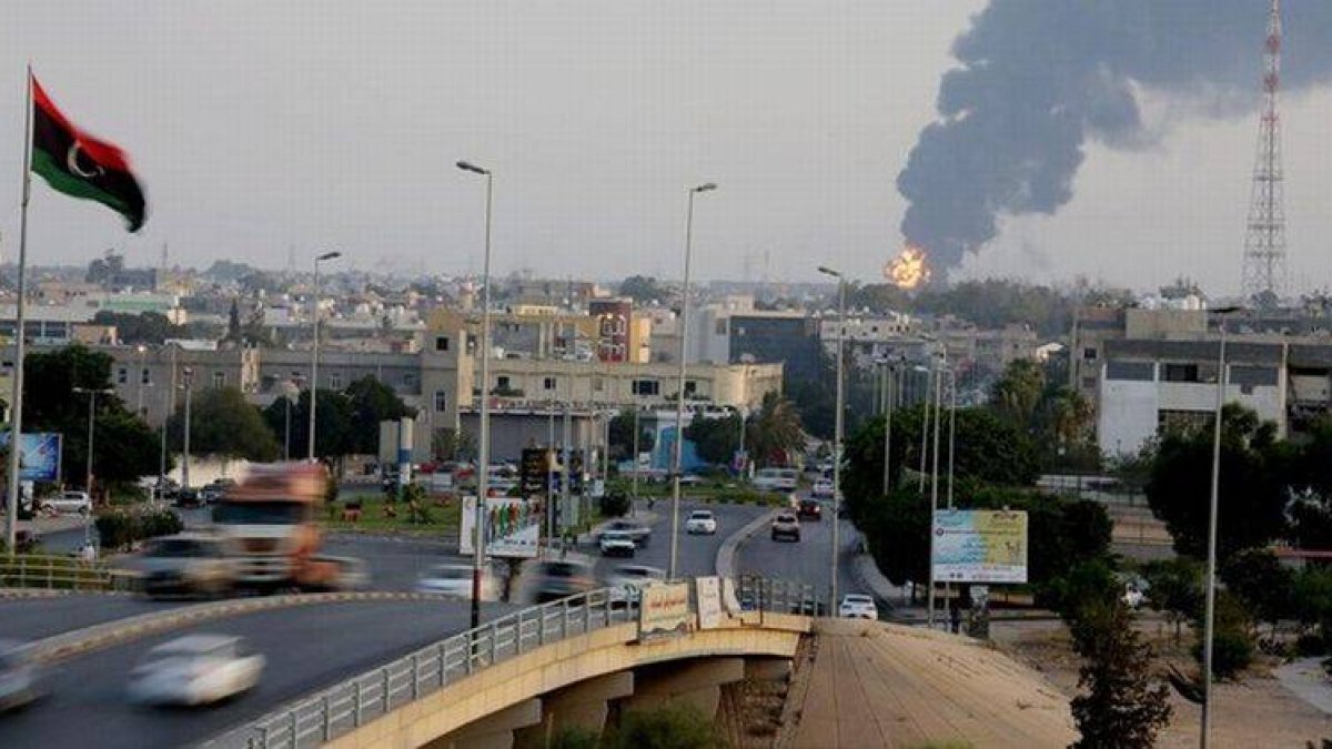Una columna de humo se eleva en los alrededores del aeropuerto de Trípoli.