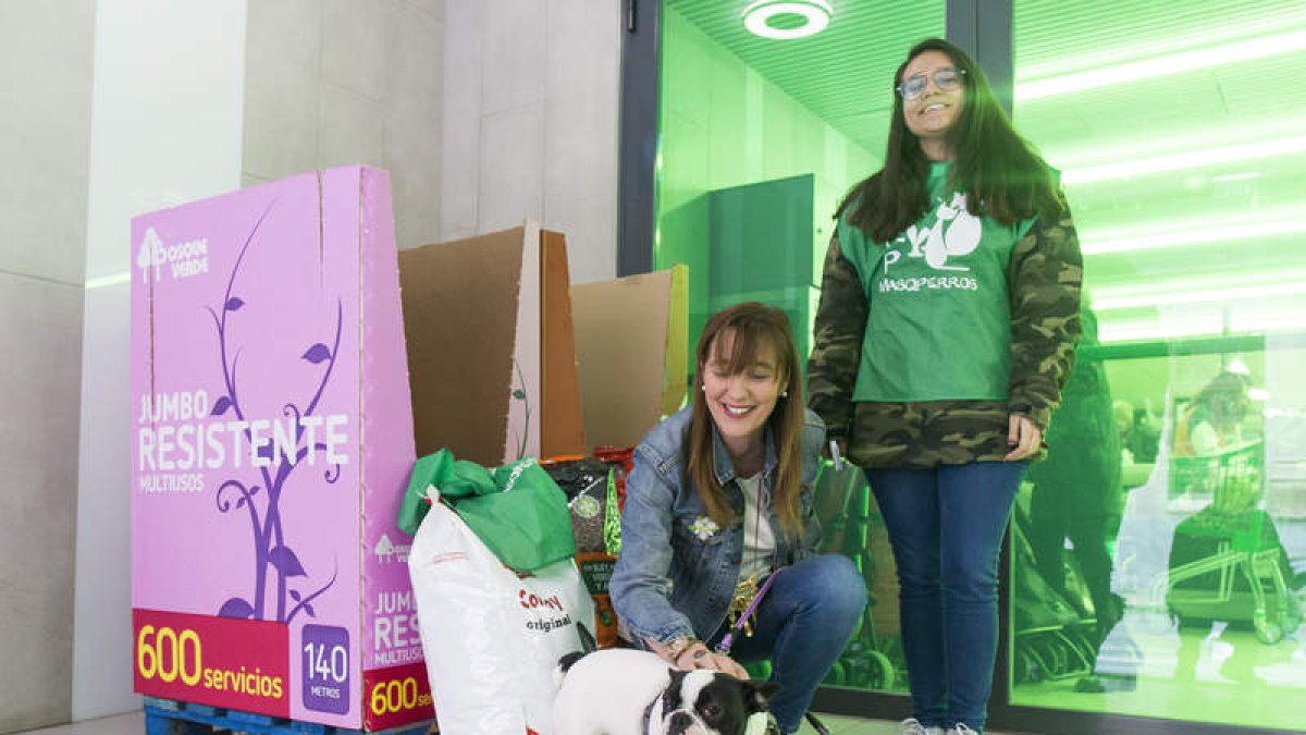 A la puerta de los Mercadona hubo 226 voluntarios. FERNANDO OTERO