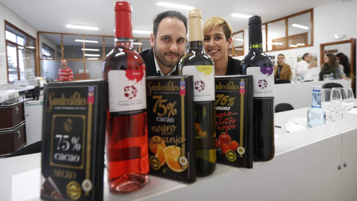 Alejandro González Jiménez y Patricia Fernández, ayer en la cata maridaje de vinos Tierra de León y chocolates Santocildes. JESÚS F. SALVADORES