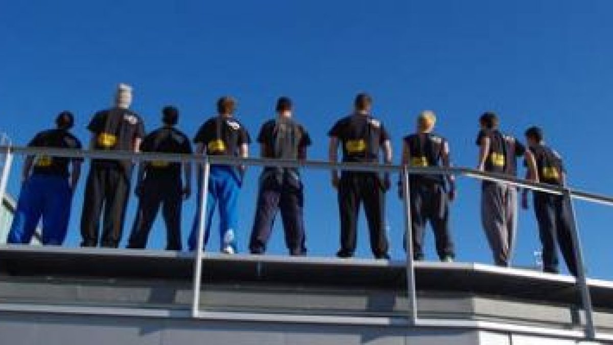 Los nueve integrantes del colectivo 3Run León, que practican el parkour y han realizado un vídeo sob