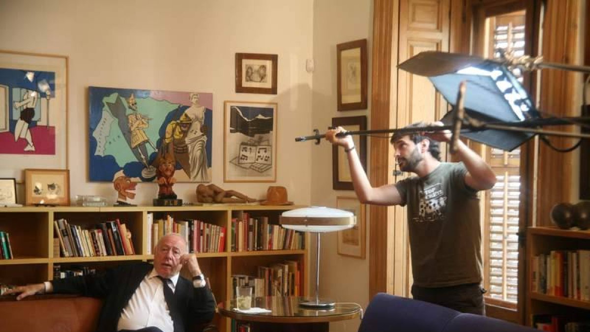Imagen del rodaje del documental sobre la vida de Eduardo Arroyo, que dura un día entero, dirigido por Alberto Anaut.