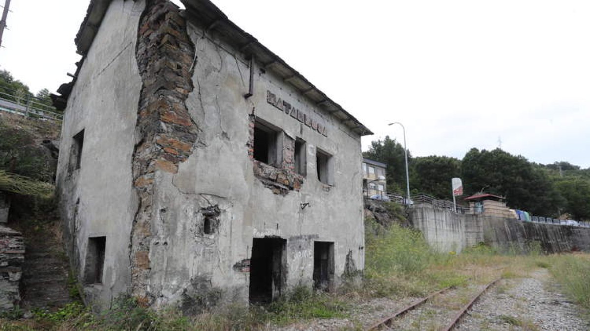 Estación de Matarrosa, ayer, en el antiguo ferrocarril de La Minero que comunicaba Laciana con el Bierzo para llevar el carbón. ANA F. BARREDO