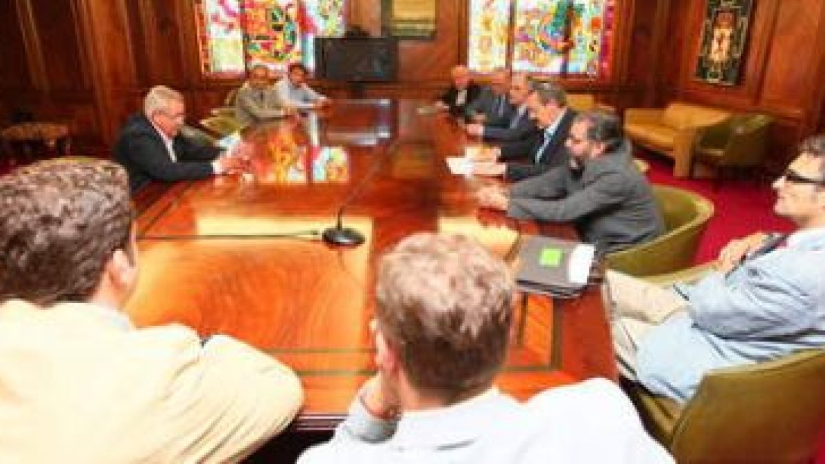 La junta directiva del CEL se reunió ayer con el alcalde y el concejal de Promoción Industrial, Ánge