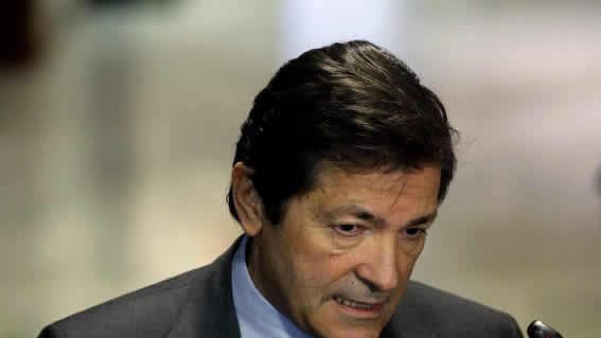 El presidente de la gestora del PSOE, Javier Fernández. J. L. CEREIJIDO