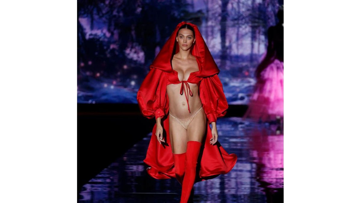 La modelo Neus Bermejo desfila con una creación del diseñador Andrés Sardá durante la Semana de la Moda de Madrid