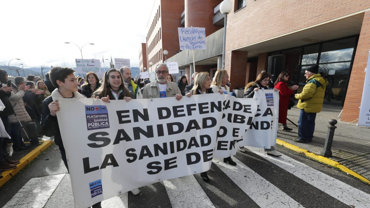 Más de 2.500 personas se han concentrado en torno al centro asistencial berciano este sábado para exigir el fin de los recortes en sanidad, la dotación de servicio y el freno de la sangría de profesionales médicos.