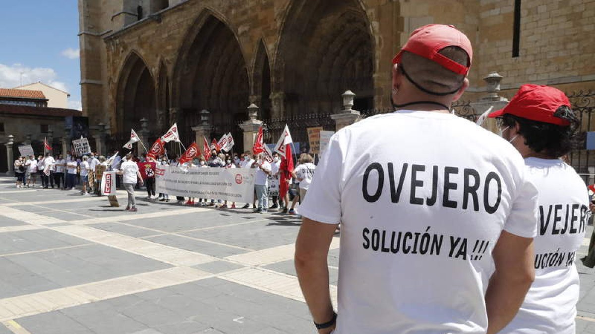 Los trabajadores de Ovejero llegaron a la Catedral desde la sede de los laboratorios. RAMIRO