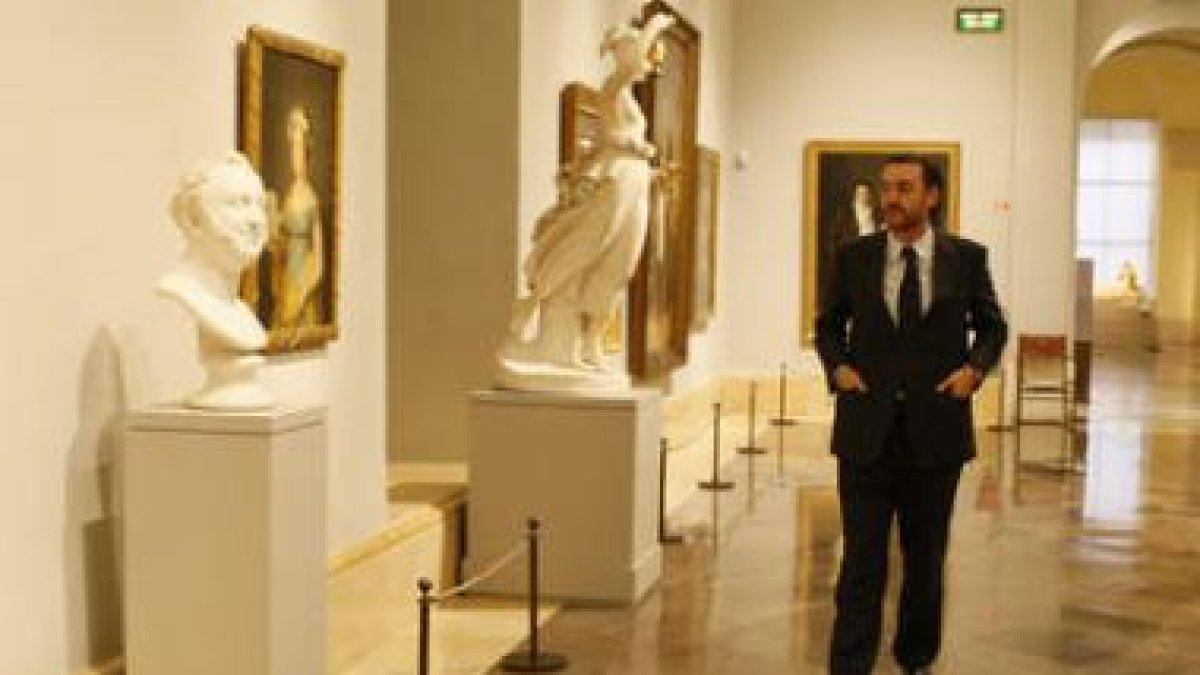 Miguel Zugaga en una de las salas del Museo del Prado.