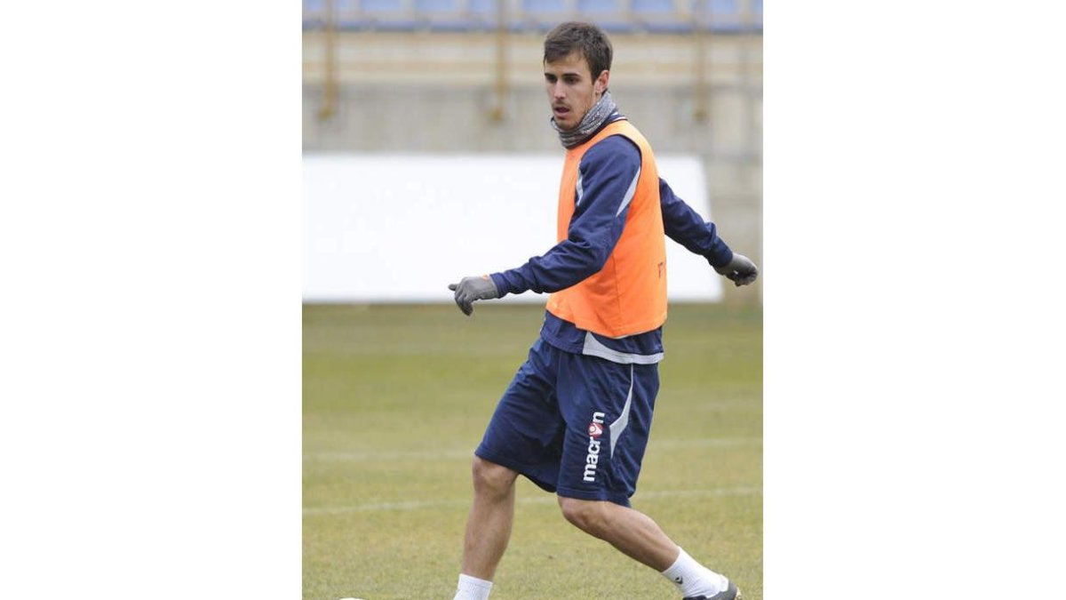 El leonés Esaú, que llegó de la Liga lituana, jugó el derbi.