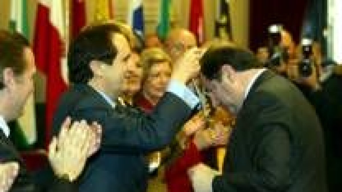 El presidente Juan Vicente Herrera recibe la Medalla de Oro del Senado de manos de su antecesor