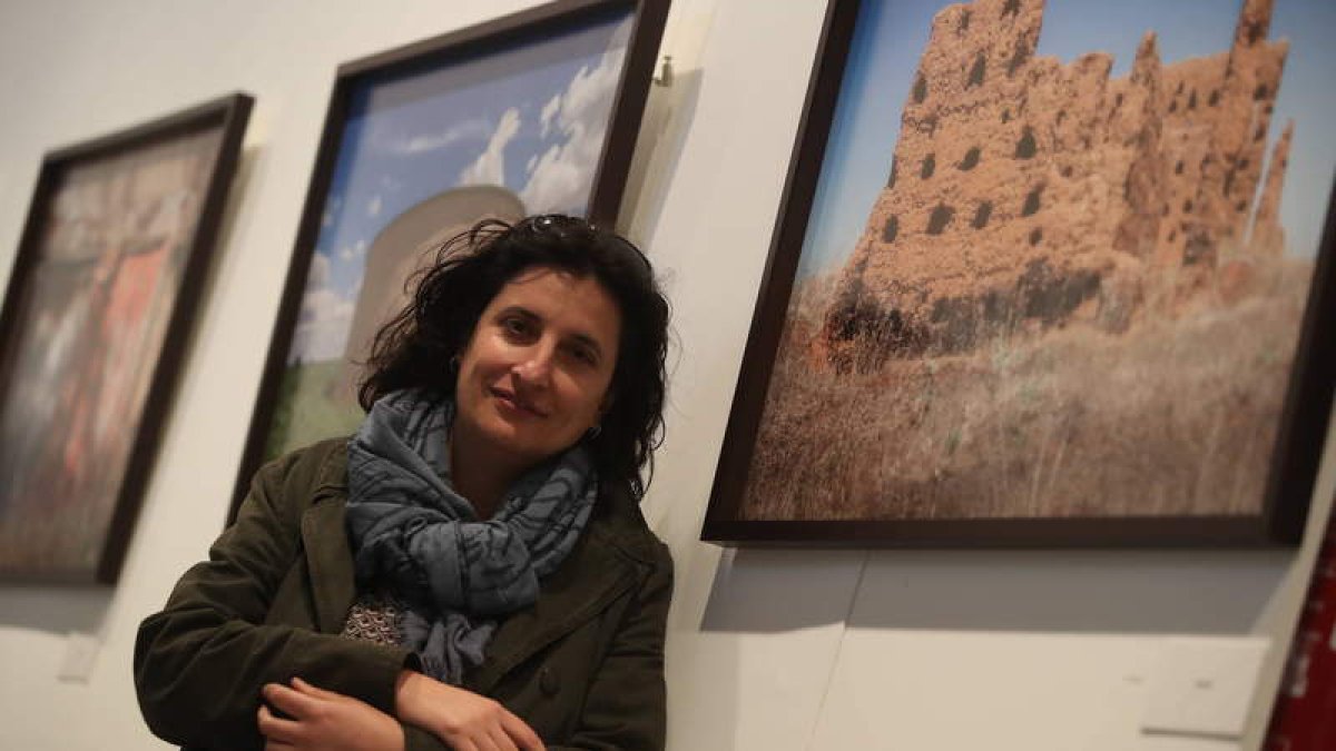 Irma Basarte Diez, la utópica defensora de los palomares leoneses, en el Museo Etnográfico con algunas de las fotografías que ha realizado para su inventario. RAMIRO