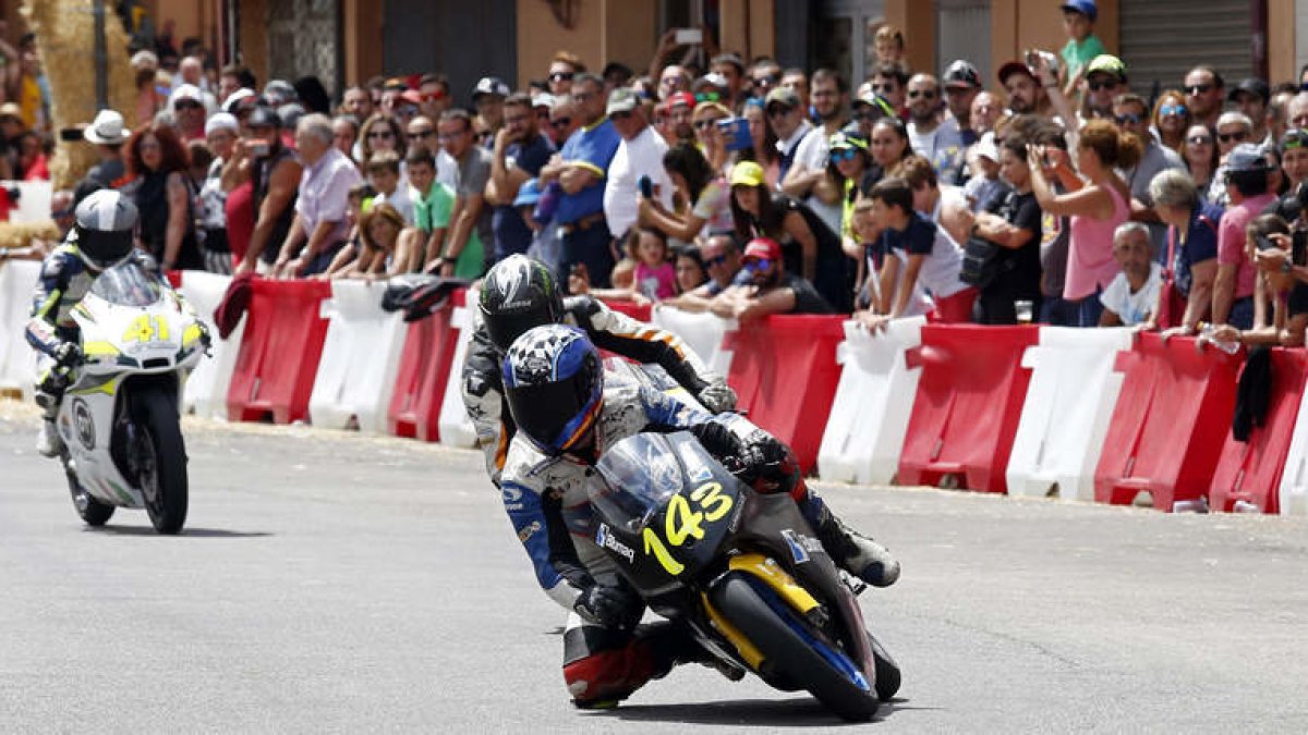 Manuel Hernández se apuntó el triunfo en la categoría reina del Gran Premio de La Bañeza tras una dura pugna con dos rivales de altura como Aitor Cremades y Álex Martínez Mas. FERNANDO OTERO