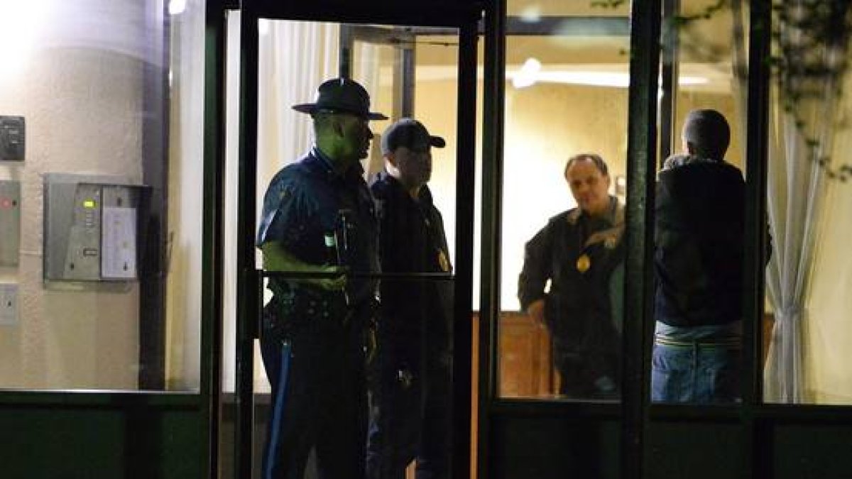 Varios policías salen de un edificio de apartamentos de Revere, en Boston, investigado en relación con el atentado del maratón.