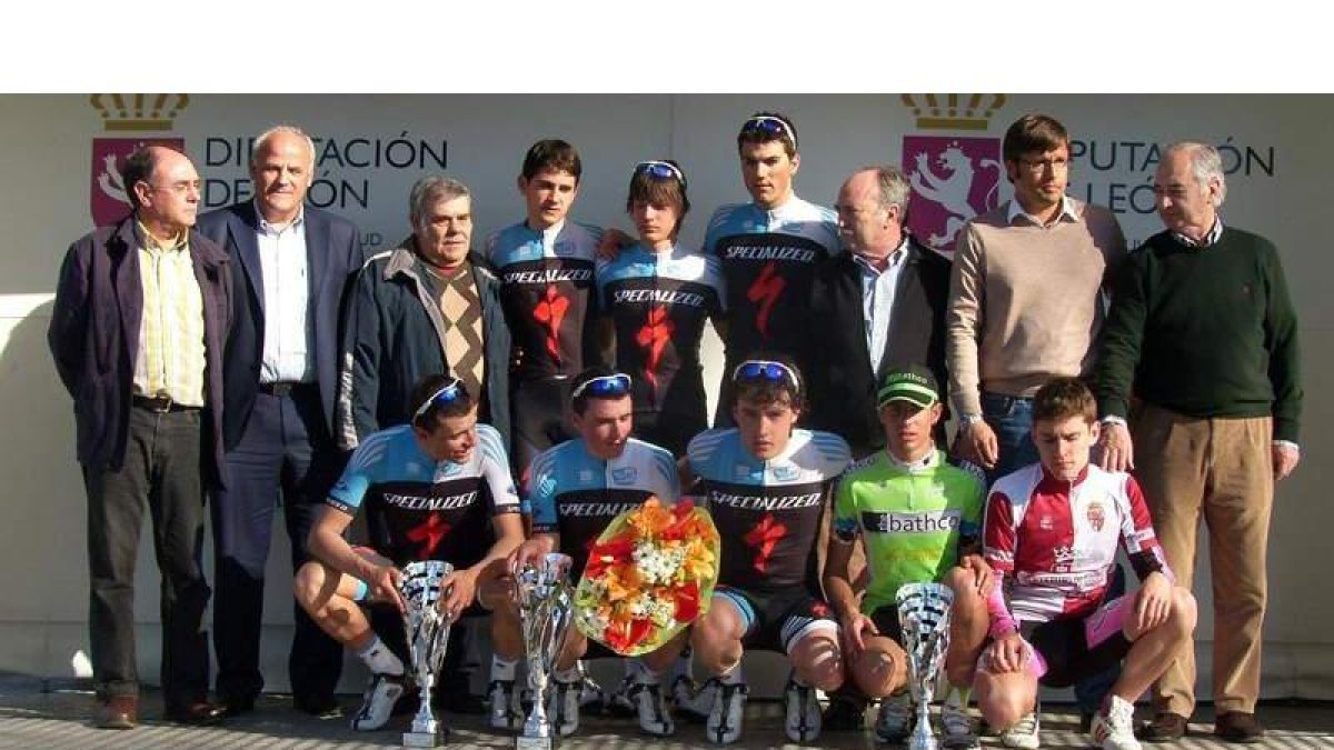Podio del Memorial con los ganadores y los representantes institucionales y federativos.